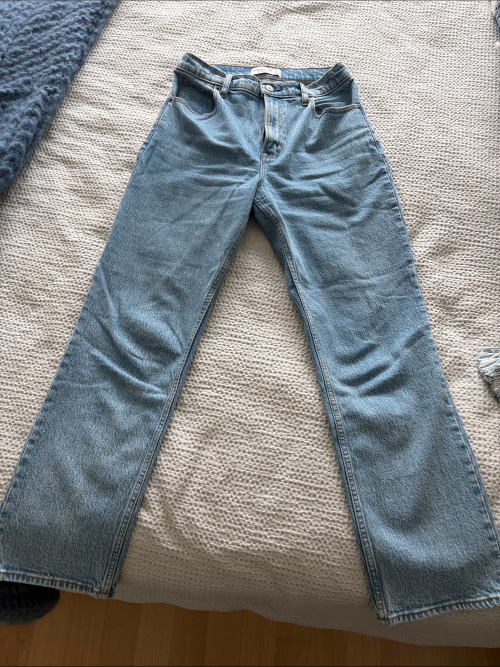 Abercrombie Ultra High Rise 90s Straight Leg Jean in Medium Wash